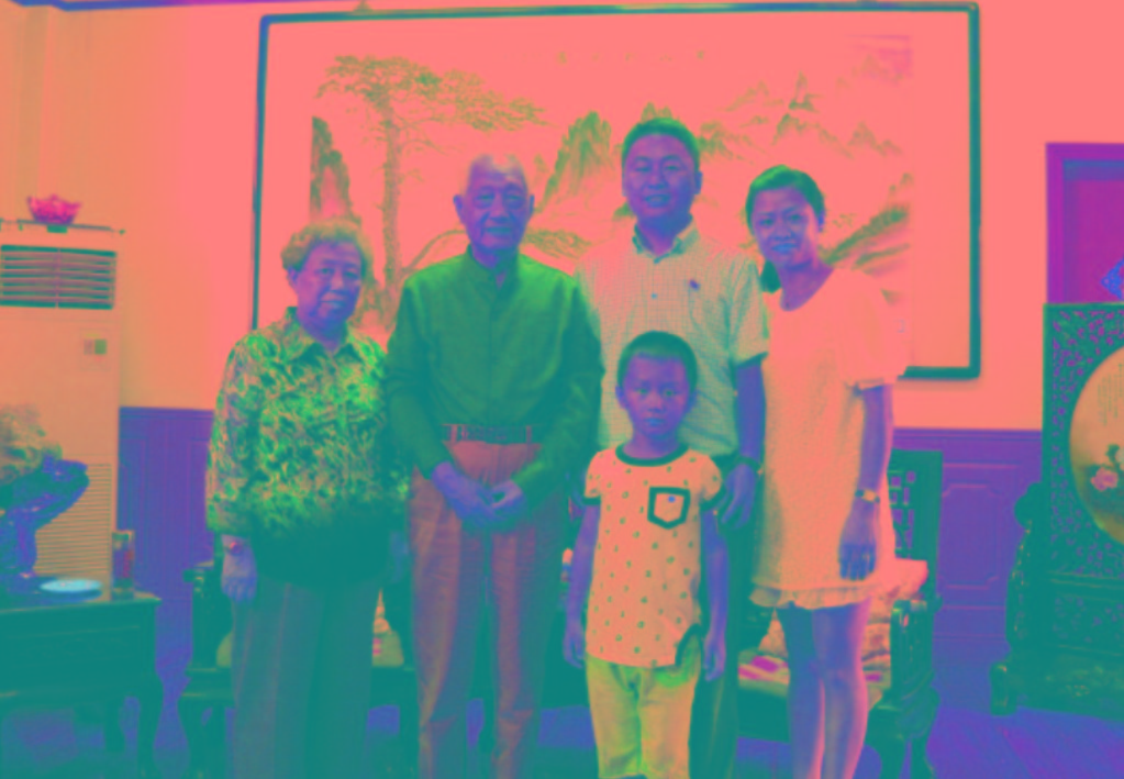 與原南京軍區(qū)政委方祖岐上將夫婦合影留念。